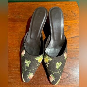 Adorable embroidered wool mules Chelsea Fabric size 8